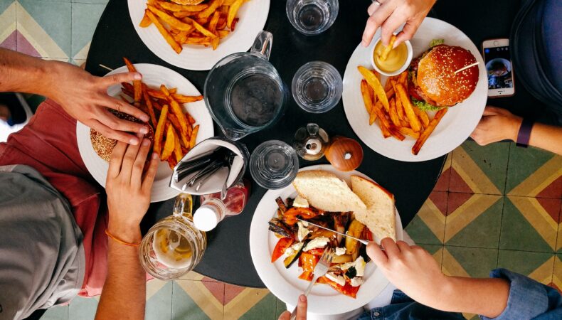 Save Big on Food and Drinks While Traveling: Budget-Friendly Dining Options and Money-Saving Travel Food Hacks